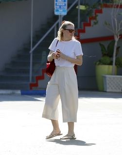 Dakota Fanning feet photo thumbnail