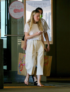 Dakota Fanning feet photo thumbnail