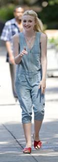 Dakota Fanning feet photo thumbnail