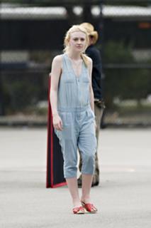 Dakota Fanning feet photo thumbnail