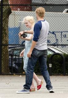 Dakota Fanning feet photo thumbnail