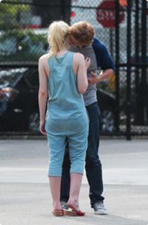 Dakota Fanning feet photo thumbnail