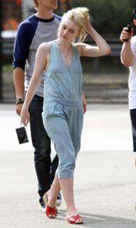 Dakota Fanning feet photo thumbnail