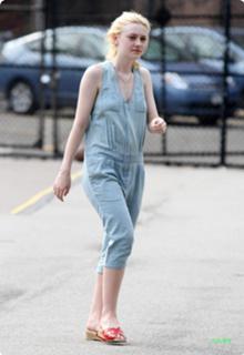 Dakota Fanning feet photo thumbnail