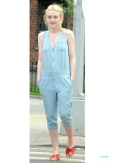 Dakota Fanning feet photo thumbnail
