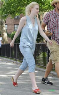 Dakota Fanning feet photo thumbnail