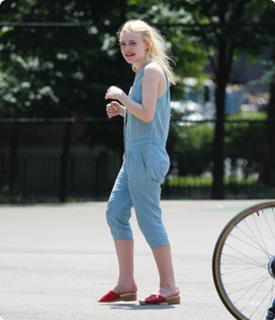 Dakota Fanning feet photo thumbnail