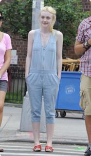 Dakota Fanning feet photo thumbnail