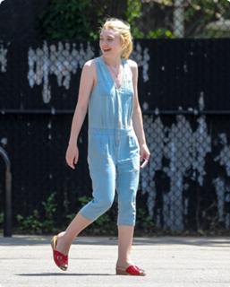 Dakota Fanning feet photo thumbnail