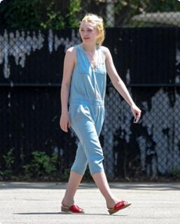 Dakota Fanning feet photo thumbnail