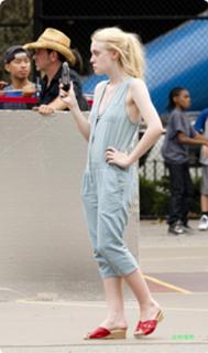 Dakota Fanning feet photo thumbnail