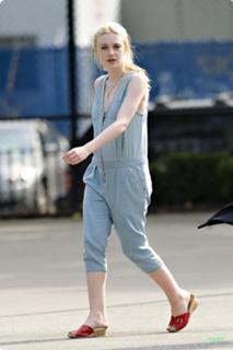 Dakota Fanning feet photo thumbnail