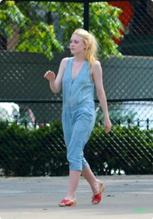 Dakota Fanning feet photo thumbnail
