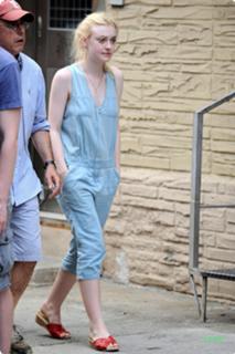 Dakota Fanning feet photo thumbnail