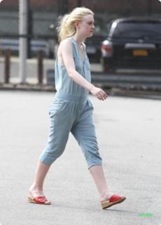 Dakota Fanning feet photo thumbnail