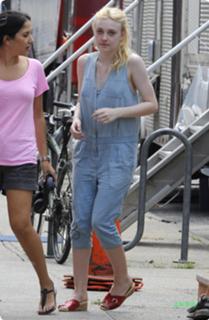 Dakota Fanning feet photo thumbnail