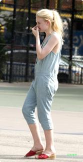 Dakota Fanning feet photo thumbnail