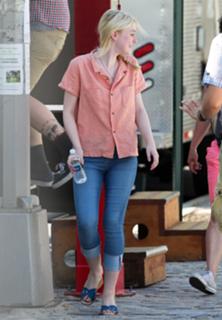 Dakota Fanning feet photo thumbnail