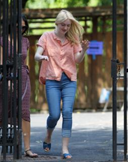 Dakota Fanning feet photo thumbnail