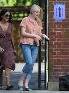 Dakota Fanning feet photo thumbnail