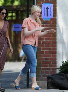 Dakota Fanning feet photo thumbnail