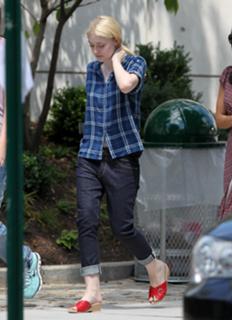 Dakota Fanning feet photo thumbnail