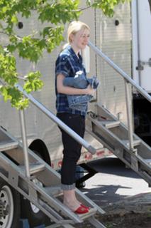 Dakota Fanning feet photo thumbnail