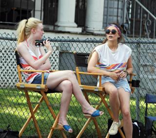 Dakota Fanning feet photo thumbnail