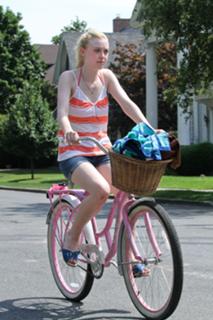 Dakota Fanning feet photo thumbnail