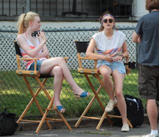 Dakota Fanning feet photo thumbnail