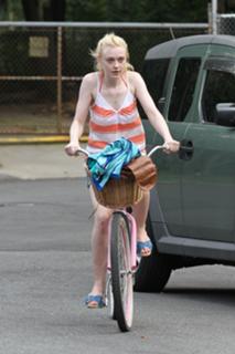 Dakota Fanning feet photo thumbnail