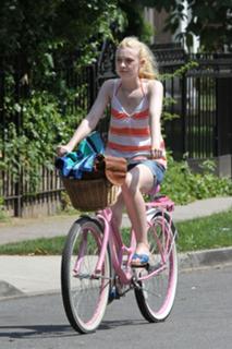 Dakota Fanning feet photo thumbnail
