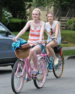 Dakota Fanning feet photo thumbnail