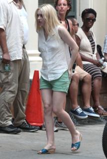 Dakota Fanning feet photo thumbnail