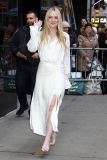 Dakota Fanning feet photo thumbnail