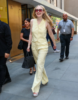 Dakota Fanning feet photo thumbnail