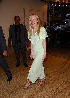 Dakota Fanning feet photo thumbnail