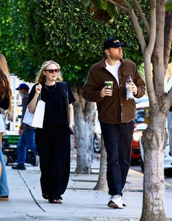 Dakota Fanning feet photo thumbnail