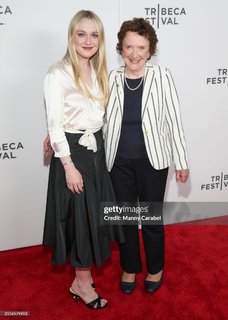 Dakota Fanning feet photo thumbnail