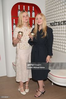 Dakota Fanning feet photo thumbnail