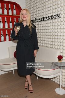 Dakota Fanning feet photo thumbnail