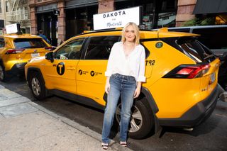 Dakota Fanning feet photo thumbnail