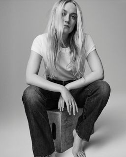 Dakota Fanning feet photo thumbnail