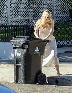 Dakota Fanning feet photo thumbnail