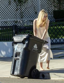 Dakota Fanning feet photo thumbnail