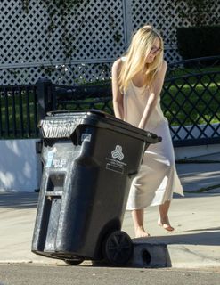 Dakota Fanning feet photo thumbnail