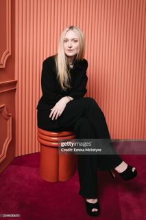 Dakota Fanning feet photo thumbnail
