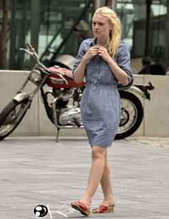 Dakota Fanning feet photo thumbnail