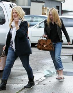 Dakota Fanning feet photo thumbnail