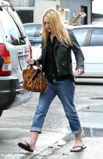 Dakota Fanning feet photo thumbnail